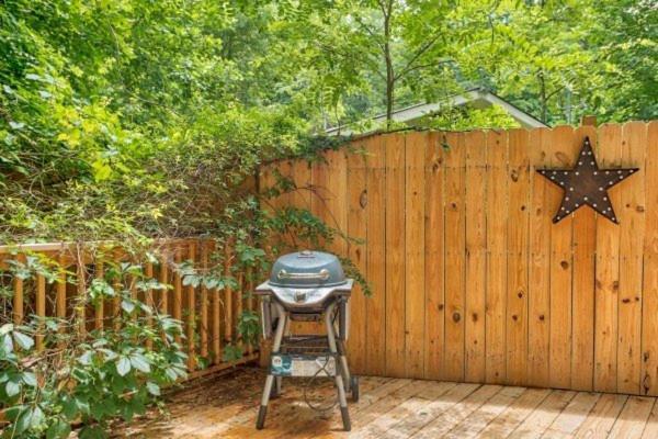 Treehouse Between Gatlinburg And Pigeon Forge. Pet Friendly! Bagian luar foto