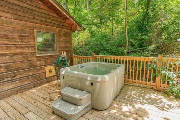 Treehouse Between Gatlinburg And Pigeon Forge. Pet Friendly! Bagian luar foto