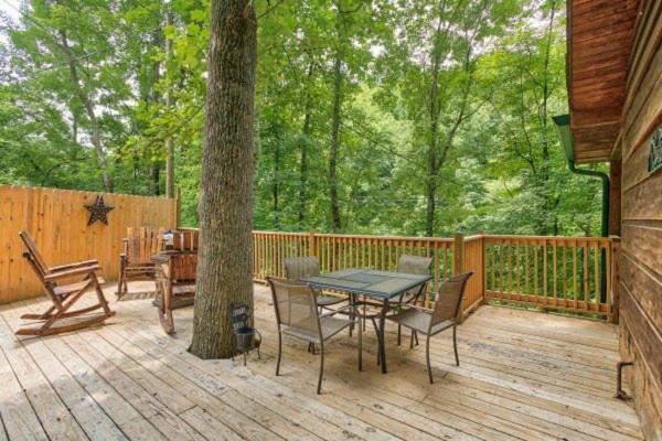 Treehouse Between Gatlinburg And Pigeon Forge. Pet Friendly! Bagian luar foto