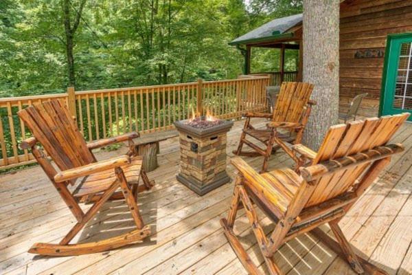 Treehouse Between Gatlinburg And Pigeon Forge. Pet Friendly! Bagian luar foto