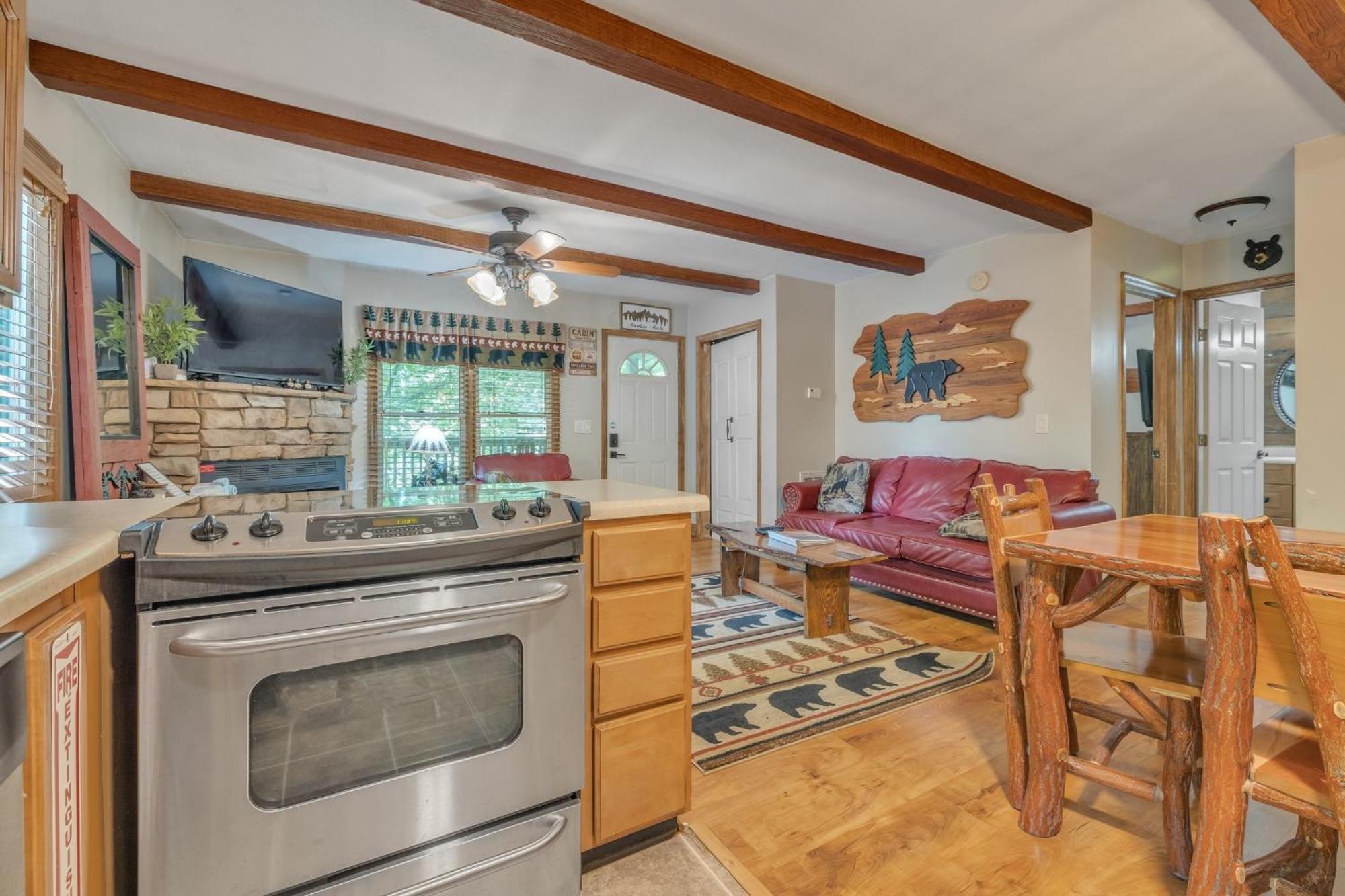 Treehouse Between Gatlinburg And Pigeon Forge. Pet Friendly! Bagian luar foto